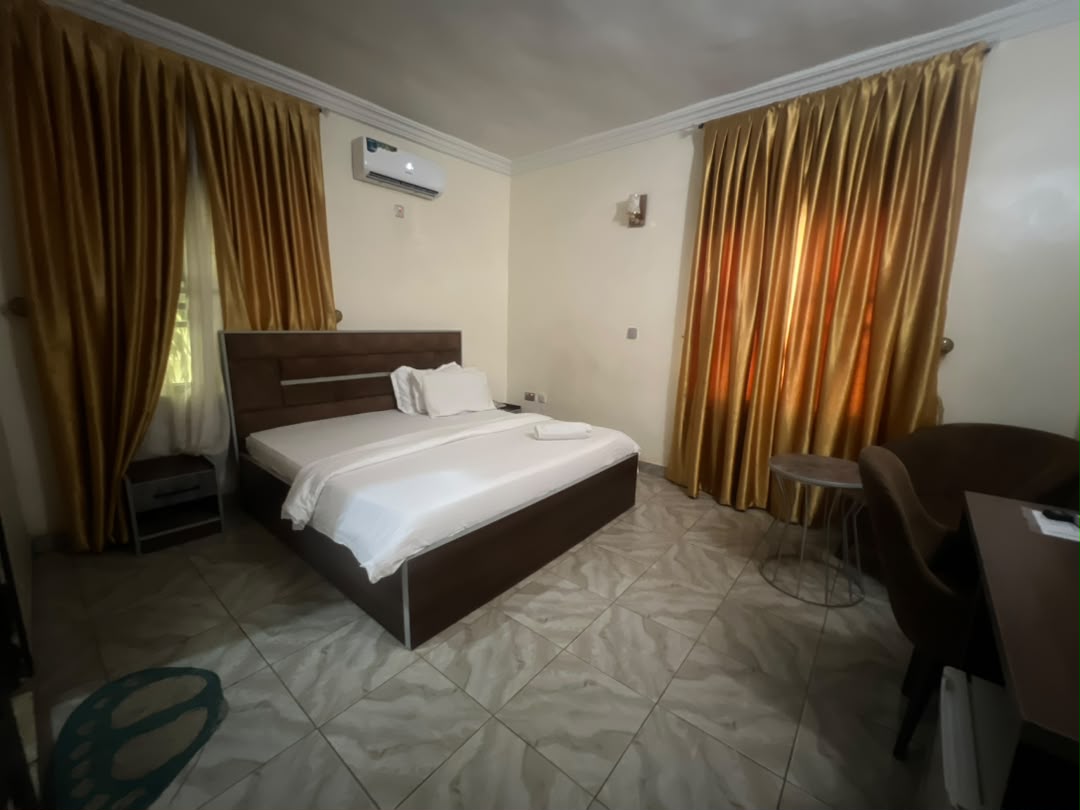 RightSide Inn Standard Room - Elegant Bedding